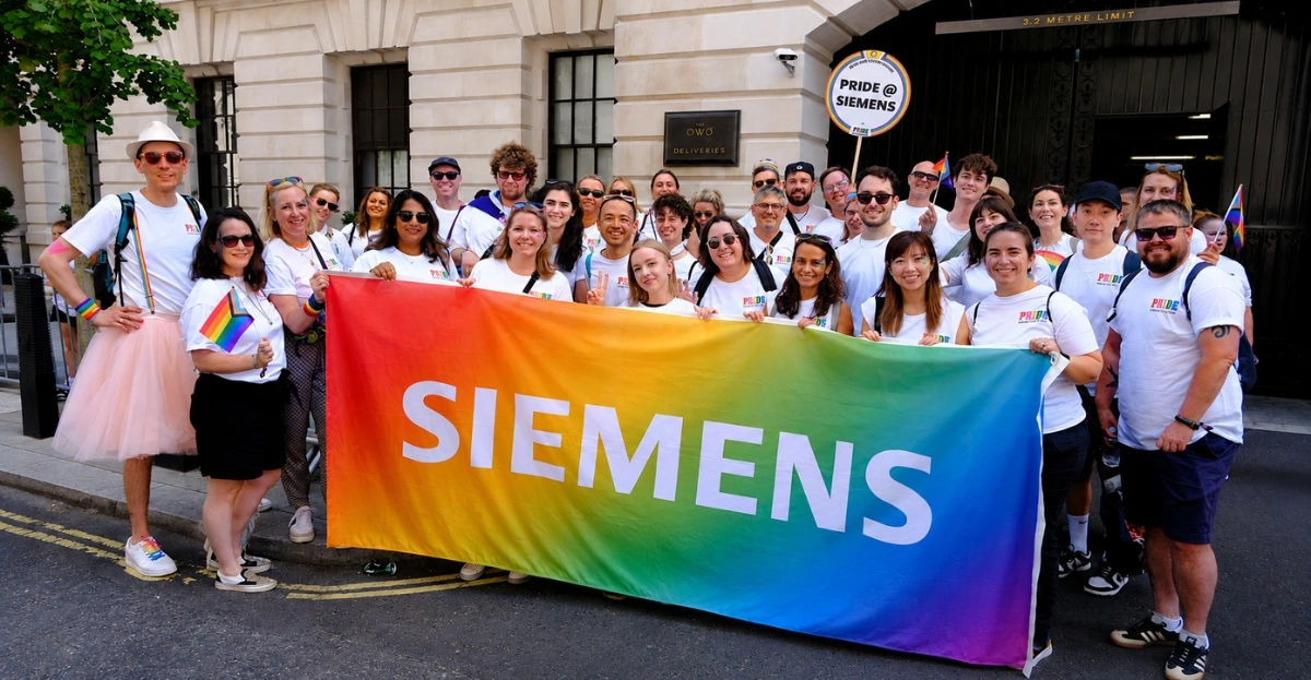 Siemens Company Culture reflected through employees collaborating in a modern workplace focused on learning, leadership development, and innovation.